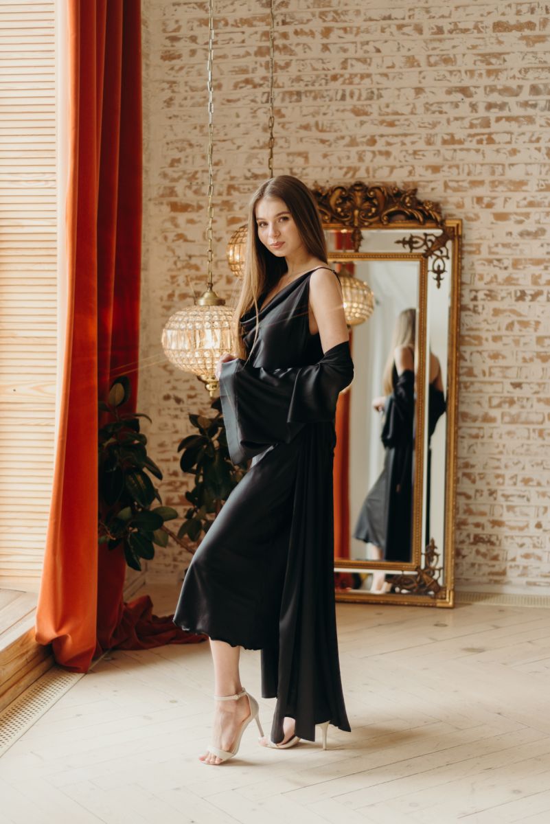Довгий чорний шовковий жіночий халат Serenade Lingerie — модель 991-1Д